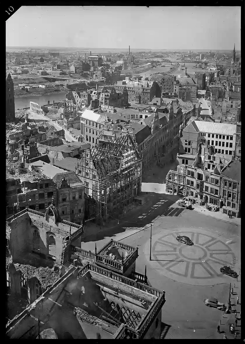 Blick vom Turm des St.-Petri-Doms über den Marktplatz und die Bremer Altstadt.