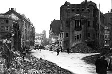 Staatsarchiv Bremen, Standort Tiefer, zerstört nach einem Luftangriff, 1945