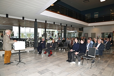 Das Foto zeigt die Verleihung des Heimatpreises im Jahr 2023 im Foyer des Staatsarchivs Bremen.