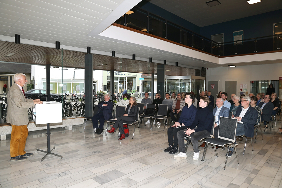 Das Foto zeigt die Verleihung des Heimatpreises im Jahr 2023 im Foyer des Staatsarchivs Bremen.