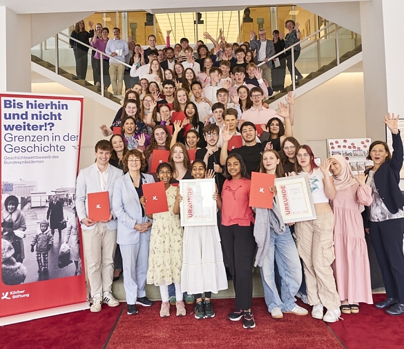 Die bremische Jury mit den Preisträgerinnen und Preisträgern  des Geschichtswettbewerbs des Bundespräsidenten 2024/2025 - (c) Körber-Stiftung/Claudia Höhne