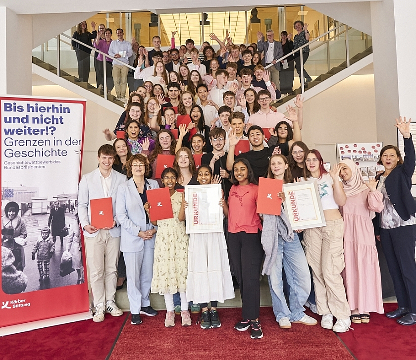 Die bremische Jury mit den Preisträgerinnen und Preisträgern des Geschichtswettbewerbs des Bundespräsidenten 2024/2025 - (c) Körber-Stiftung/Claudia Höhne