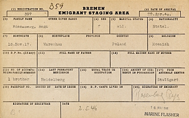 Die Abbildung zeigt die Karteikarte von Rega Rosenberg aus der Auswandererkartei des Staatsarchivs Bremen. Sie ist 1946 mit ihrer Tochter von Bremerhaven aus auf der ersten Überfahrt des Schiffes Marine Flasher in die USA ausgewandert. Beide waren Überlebende des KZ Auschwitz-Birkenau.