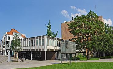 Im Vordergrund der Verwaltungs- und Benutzerbereich, im Hintergrund der Magazinturm.