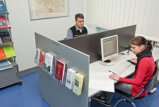 PC-Arbeitsplätze in der Benutzerberatung, 2012, Foto: Joachim Koetzle