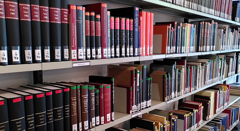 Abbildung: Der Freihandbestand der Bibliothek im Lesesaal