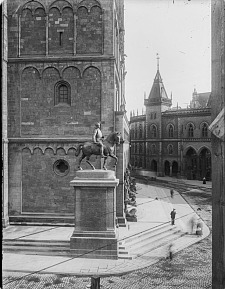 Das Bismarck-Denkmal am St.-Petri-Dom, Aufnahme des Fotografen Rudolph Stickelmann von etwa 1912.