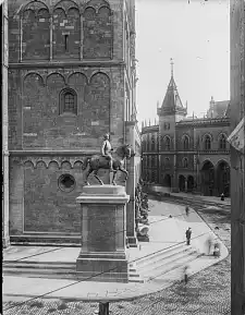 Das Bismarck-Denkmal am St.-Petri-Dom, Aufnahme des Fotografen Rudolph Stickelmann von etwa 1912.