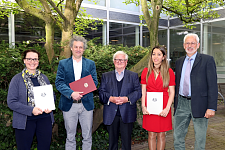 Gruppenaufnahme mit Preisträgern des Bremer Preises für Heimatforschung 2022 und Professor Hans Kloft, dem Vizepräsidenten der Wittheit zu Bremen, und dem Leiter des Staatsarchivs Prof. Konrad Elmshäuser.