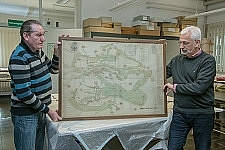 Prof. Konrad Elmshäuser (rechts) und Alexander Mohr mit der soeben aus London gelieferten Heinbach-Karte.