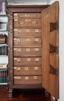 Der Urkundenschrank im Lesesaal des Staatsarchivs.