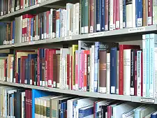 Abbildung: Der Freihandbestand der Bibliothek im Lesesaal