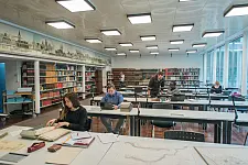 Der Lesesaal im Staatsarchiv Bremen. Links der Wandfries von Curt Wittenbecher.