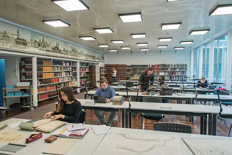 Der Lesesaal im Staatsarchiv Bremen. Links der Wandfries von Curt Wittenbecher.