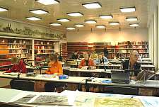 Die Abbildung zeigt einen Blick in den Lesesaal des Staatsarchivs Bremen.