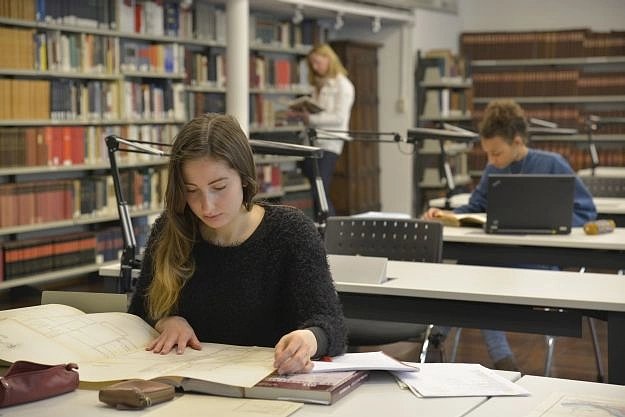 Abbildung: Der Lesesaal des Staatsarchivs
