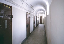 Blick in einen Gang der Dokumentationsstätte Gefangenenhaus Ostertorwache.