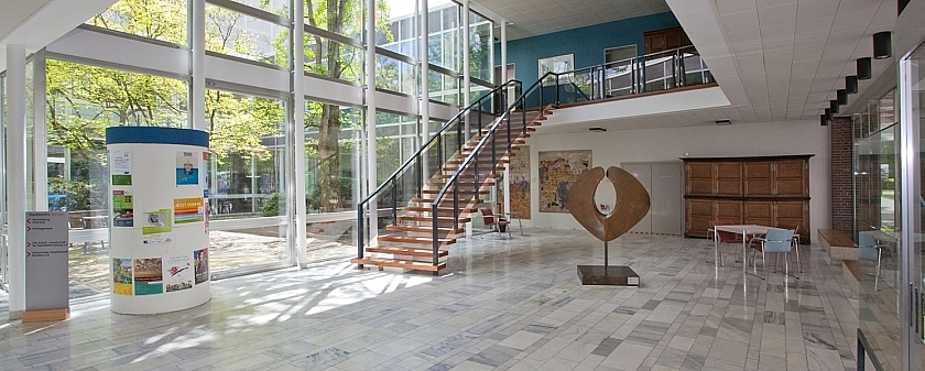 Abbildung: Eingangshalle und Atrium des Staatsarchivs