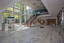 Abbildung: Eingangshalle und Atrium des Staatsarchivs