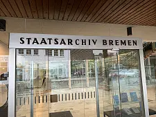 Die Abbildung zeigt die Eingangstür des Staatsarchivs Bremen.