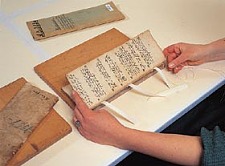 Restaurierungsarbeiten an einer beschädigten Handschrift