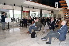 Verleihung des Bremer Preises für Heimatforschung im Staatsarchiv Bremen. Zuschauer hören einen Vortrag.