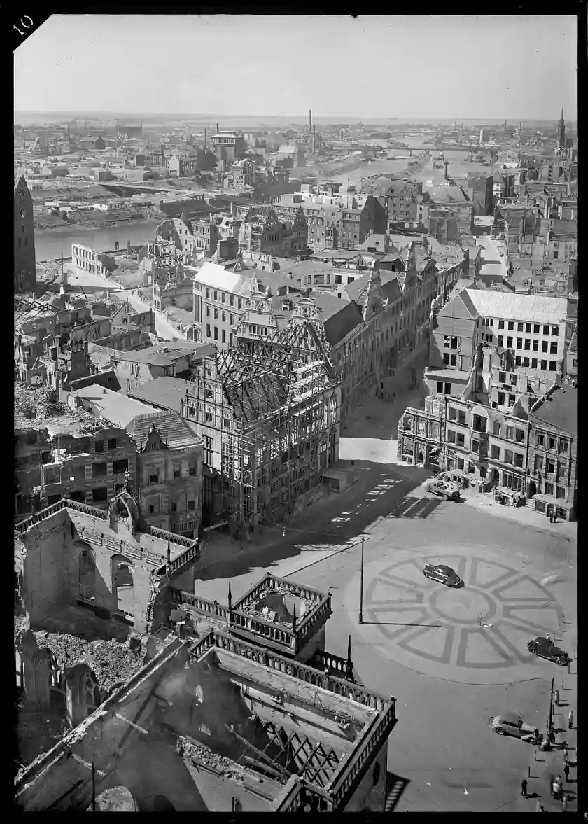 Blick vom Turm des St.-Petri-Doms über den Marktplatz und die Bremer Altstadt.
