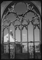 Blick durch Ruine der Neuen Börse auf das Neue Rathaus und den Domshof