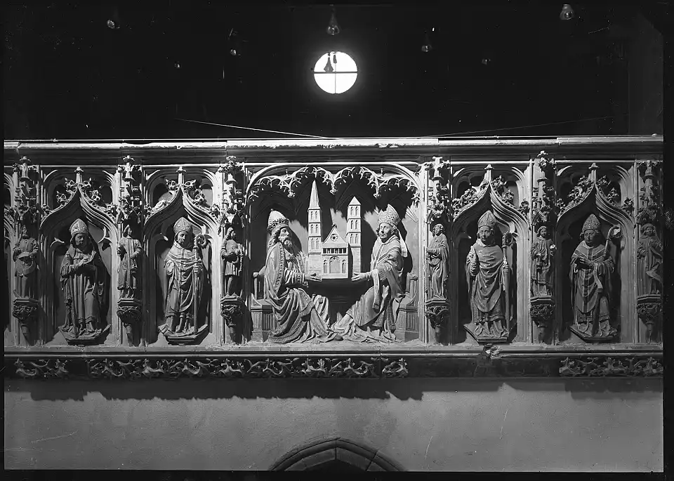 St.-Petri-Dom, Relief "Der heilige Willehad und Kaiser Karl" am Orgellettner