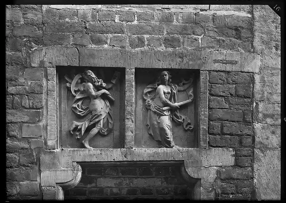 B&ouml;ttcherstra&szlig;e 6, Relief am Roseliushaus