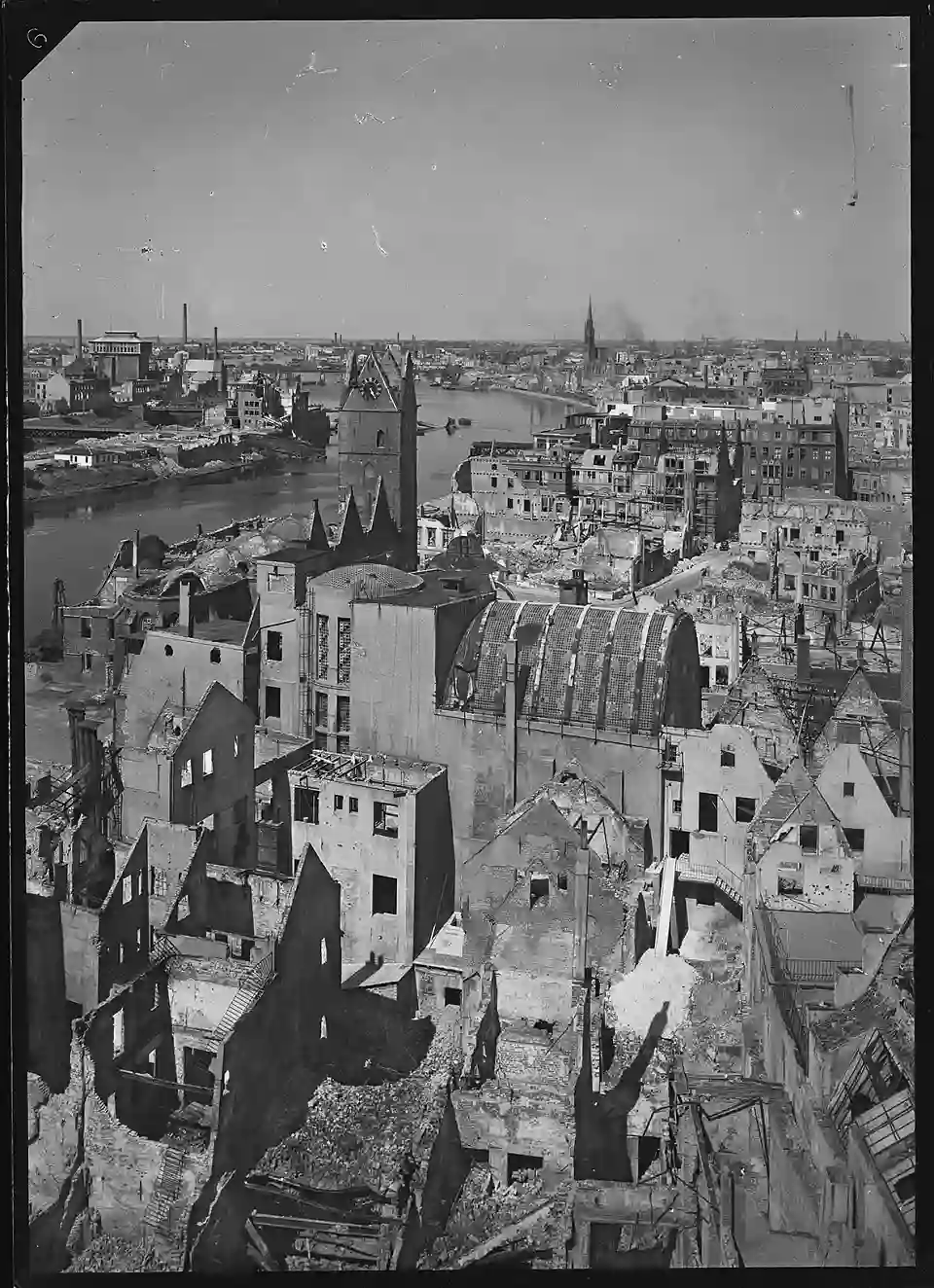 Blick vom Dach der Baumwollb&ouml;rse Richtung B&ouml;ttcherstra&szlig;e und St.-Martini-Kirche