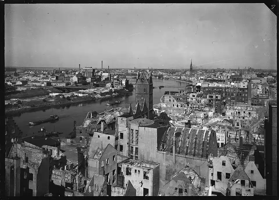 Blick vom Dach der Baumwollb&ouml;rse Richtung B&ouml;ttcherstra&szlig;e und St.-Martini-Kirche