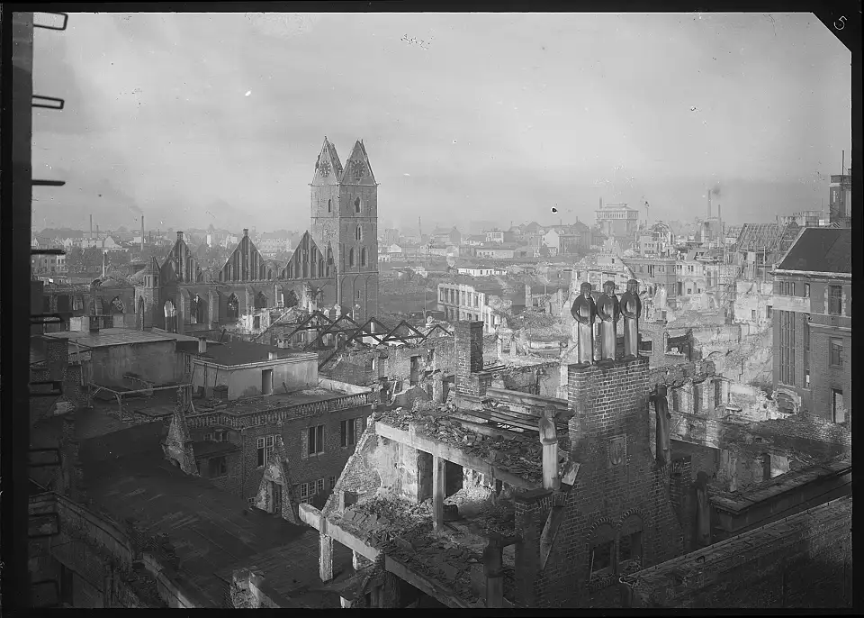 Blick &uuml;ber die D&auml;cher der B&ouml;ttcherstra&szlig;e Richtung St.-Martini-Kirche
