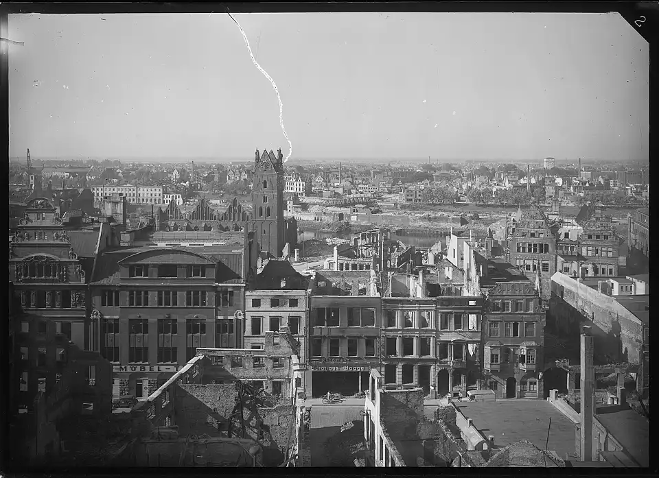 Blick vom Dach des Karstadtgeb&auml;udes Richtung Langenstra&szlig;e und St.-Martini-Kirche