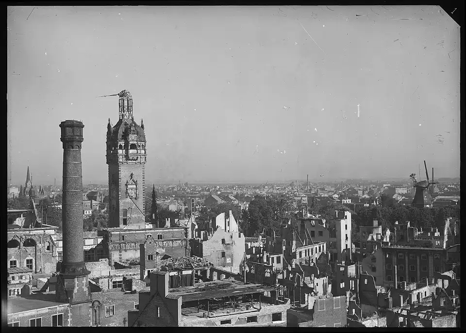 Lloydgeb&auml;ude an der Pelzerstra&szlig;e, rechts Herdentorsm&uuml;hle