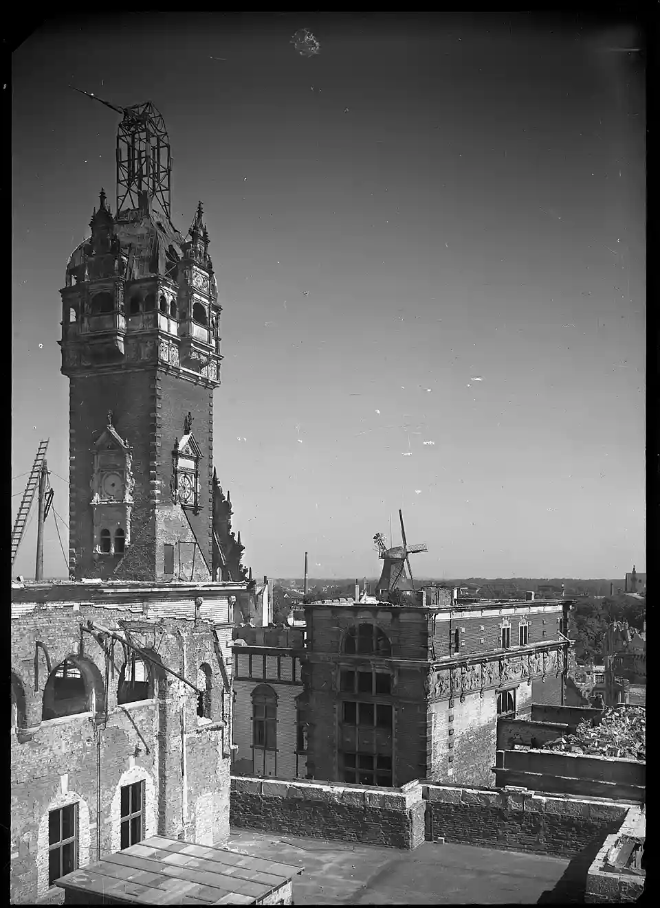 Lloydgeb&auml;ude an der Pelzerstra&szlig;e, hinten Herdentorsm&uuml;hle