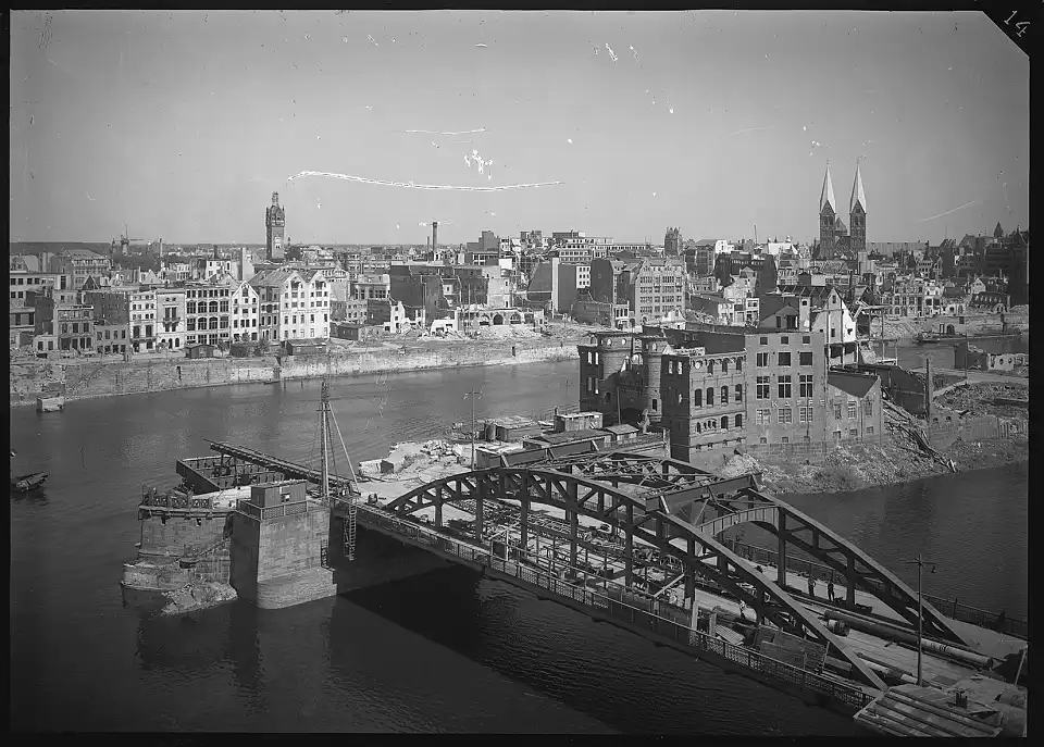 Kaiserbr&uuml;cke (B&uuml;rgermeister-Smidt-Br&uuml;cke) zerst&ouml;rt, Teerhof, hinten Schlachte