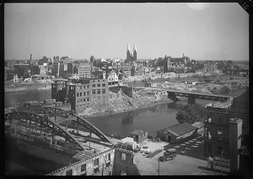 Kaiserbr&uuml;cke (B&uuml;rgermeister-Smidt-Br&uuml;cke) zerst&ouml;rt, Teerhof, hinten Schlachte