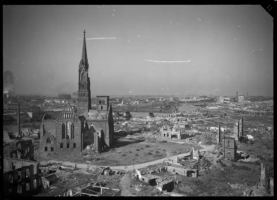 Stephaniviertel, St.-Stephani-Kirche, Blick von Bamberger-Hochhaus, Juli/August 1947