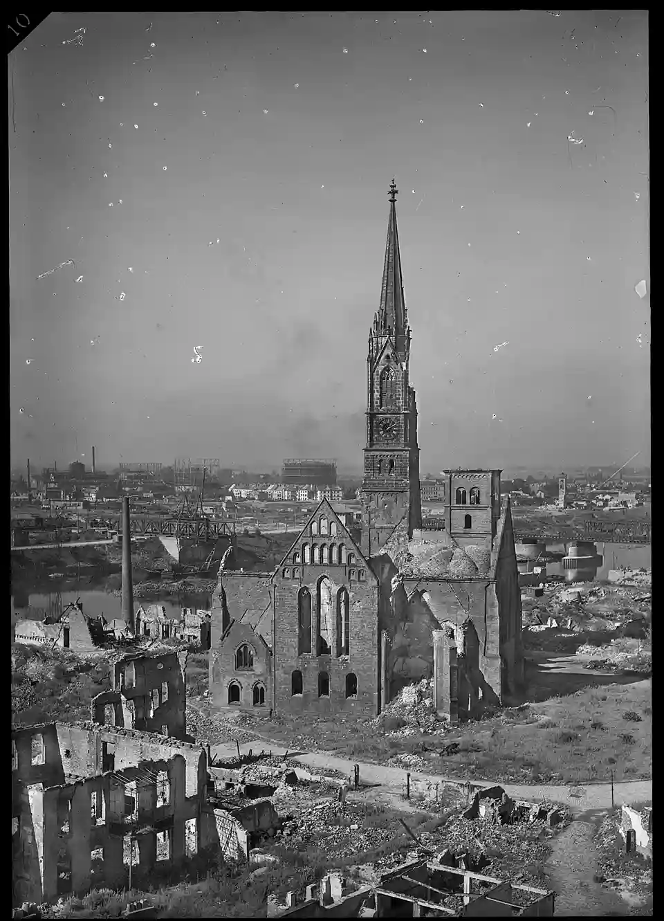 Stephaniviertel, St.-Stephani-Kirche, Blick von Bamberger-Hochhaus, Juli/August 1947