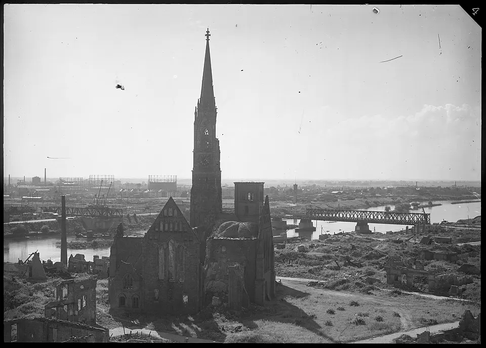 Stephaniviertel, St.-Stephani-Kirche, Blick von Bamberger-Hochhaus, Juli/August 1947