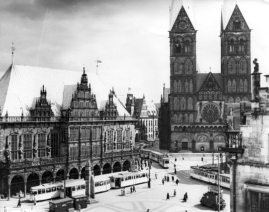 Marktplatz mit Rathaus und St.-Petri-Dom, (um 1950), Foto: Lohrisch-Achilles