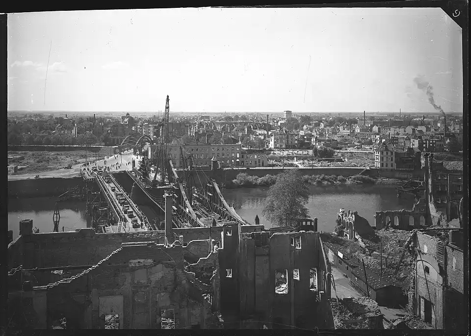 Gro&szlig;e Weserbr&uuml;cke, Memorialbridge, hinten Herrlichkeit, (September) 1947