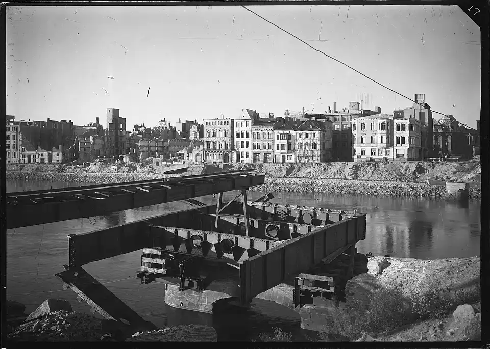 Kaiserbr&uuml;cke (B&uuml;rgermeister-Smidt-Br&uuml;cke) zerst&ouml;rt, Blick Richtung Am Brill
