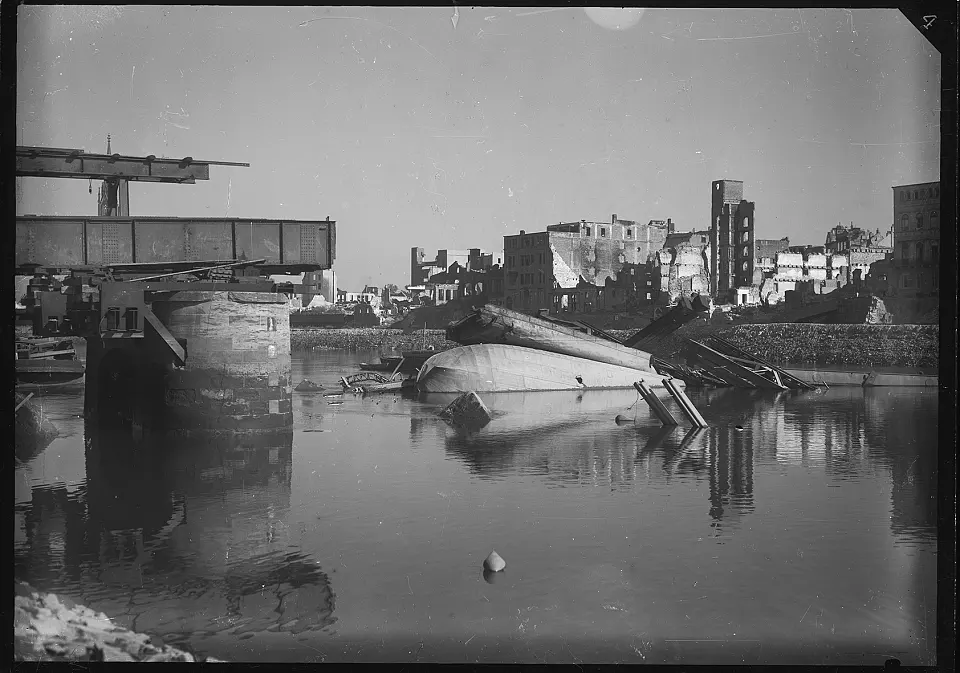 Kaiserbr&uuml;cke (B&uuml;rgermeister-Smidt-Br&uuml;cke) zerst&ouml;rt
