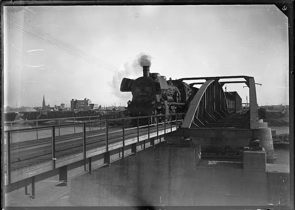 Eisenbahnbr&uuml;cke, Bailey-Br&uuml;cke, Dampflokomotive, vermutlich Anfang 1947