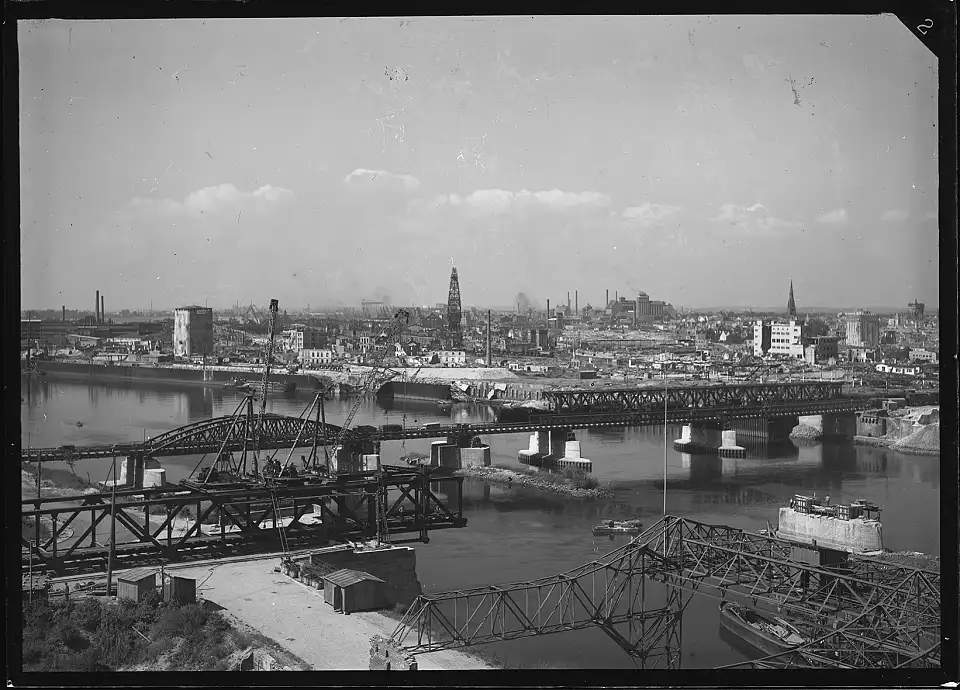 Eisenbahnbr&uuml;cke, Bailey-Br&uuml;cke, Bau Stephanibr&uuml;cke, hinten Bunker Muggenburg, Hafen, Juli/August 1947