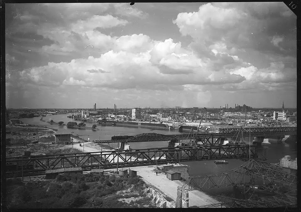 Eisenbahnbr&uuml;cke, Bailey-Br&uuml;cke, Bau Stephanibr&uuml;cke, hinten Bunker Muggenburg, Hafen, Juli/August 1947