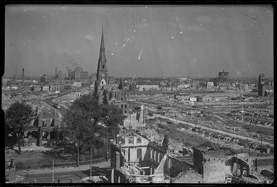 Blick vom Bunker Diakonissenhaus an der Nordstra&szlig;e Richtung Wilhadikirche, hinten Holz- und Fabrikenhafen, Rolandm&uuml;hle