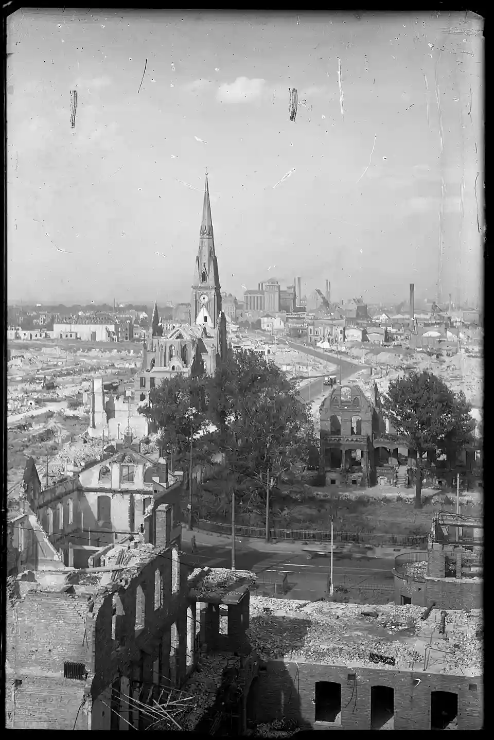 Blick vom Bunker Diakonissenhaus an der Nordstra&szlig;e Richtung Wilhadikirche, hinten Holz- und Fabrikenhafen, Rolandm&uuml;hle